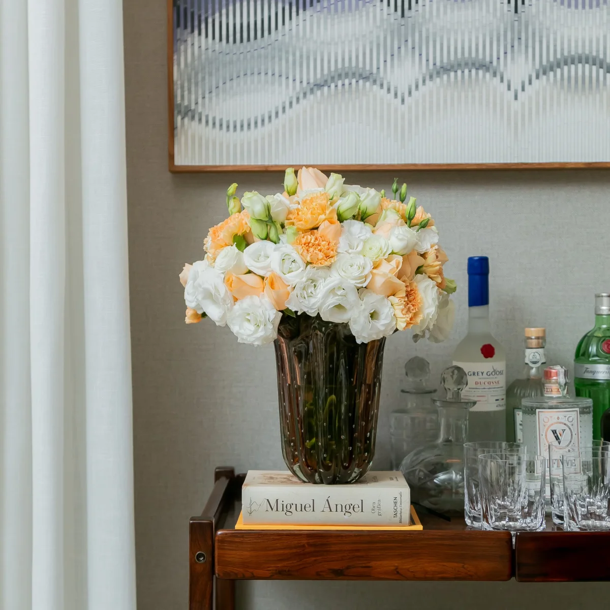 VASO MURANO ÂMBAR COM FLORES BRANCAS E CHÁ - Image 2