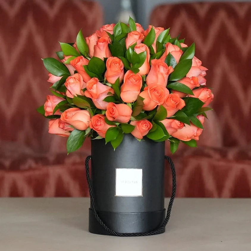 BLACK MEDIUM BOX COM 50 ROSAS ALARANJADAS