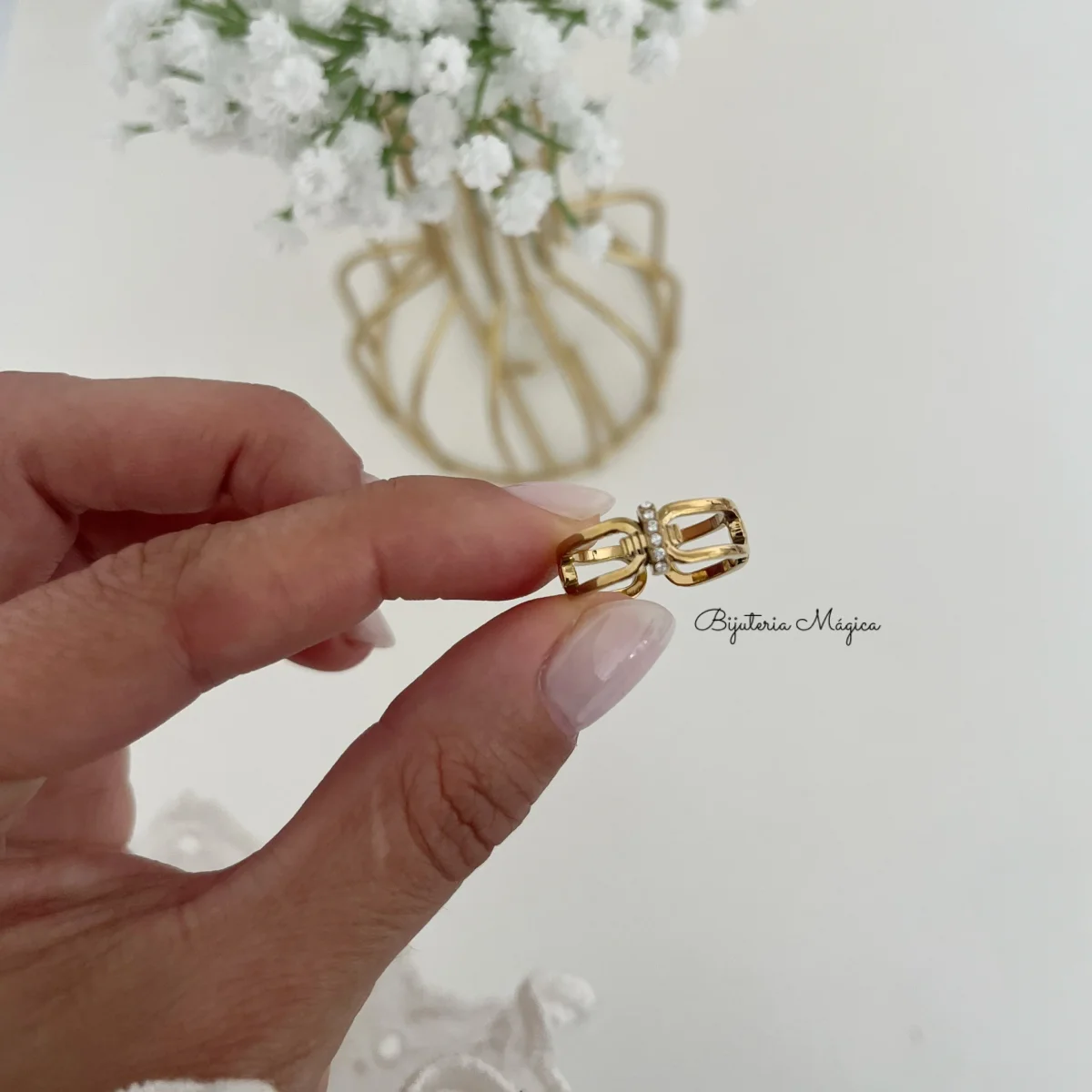 Anel Elegance Dourado em Aço com Detalhe Brilhante - Image 3
