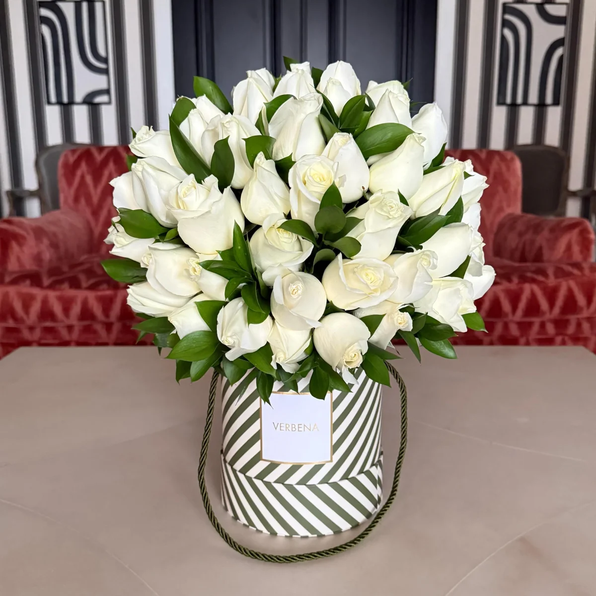 HAMPTON BOX COM 80 ROSAS BRANCAS